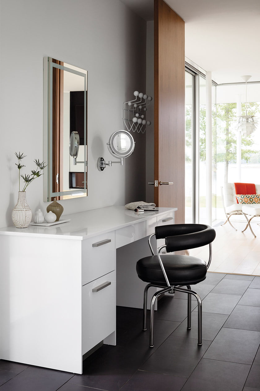 LC7 swivel chair with Snaidero vanity cabinet