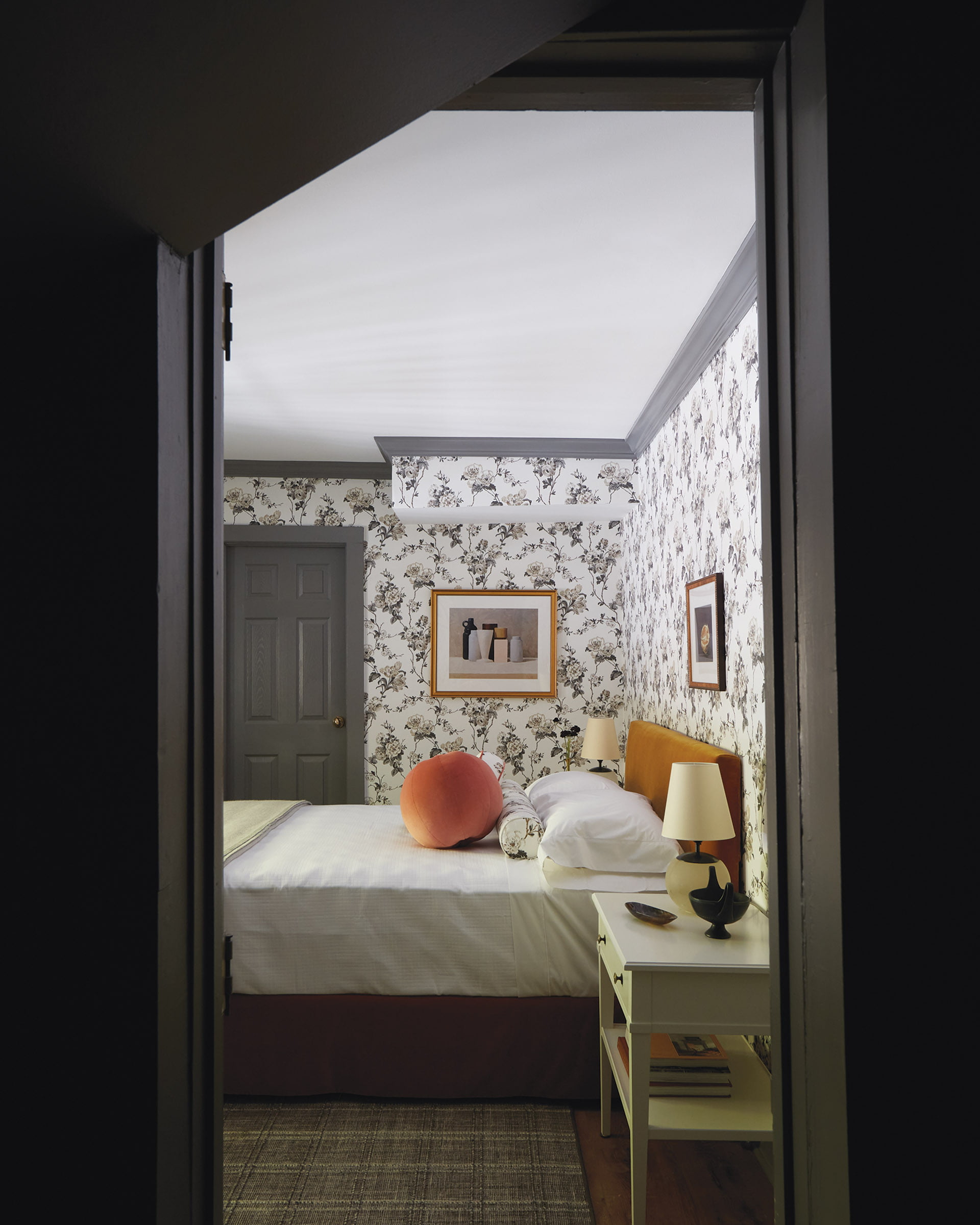 Flowery Schumacher wallpaper in a charcoal colorway.