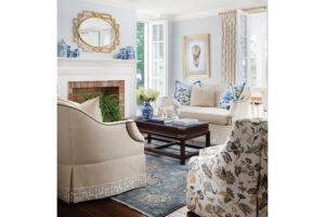 Living room with distinct zones, combining classic furniture and modern touches for a practical, timeless design | Home and Design