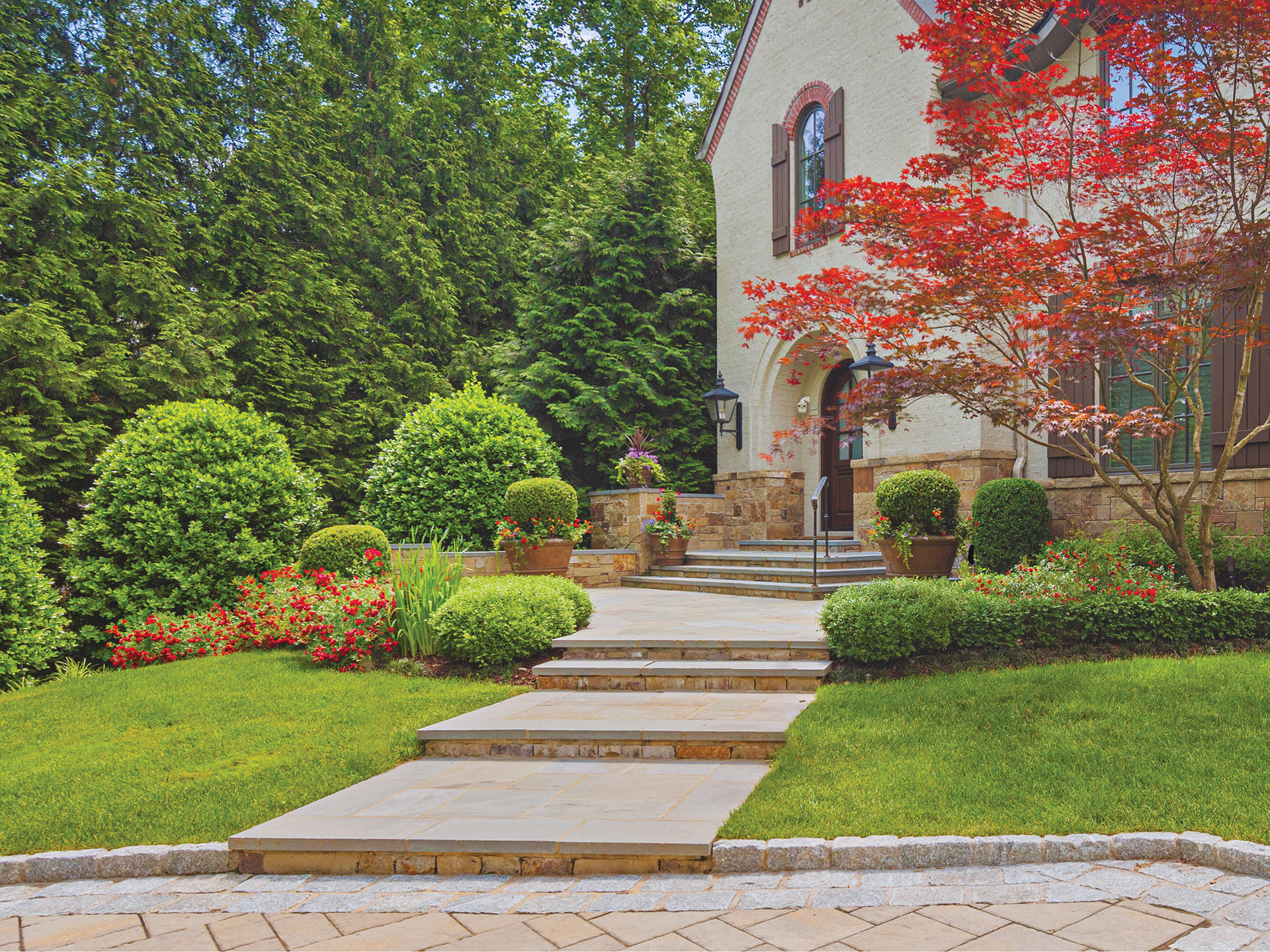 Winter-friendly landscape with evergreens and low boxwoods | Home and Design